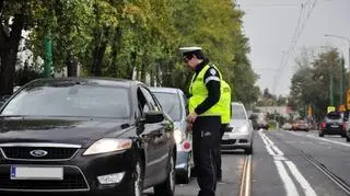 Policja postanowiła wyczyścić bus pasy