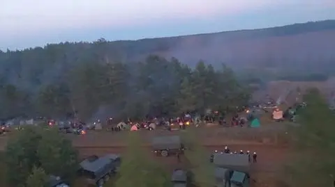 "We expect more attacks". Migrants set up a camp along the border with Belarus