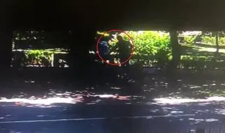 Podszedł do siedzących na ławce kobiet, uderzył po twarzy i głowie