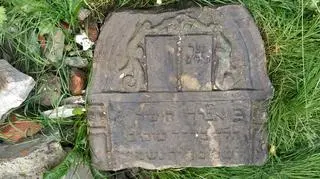 Tak wygląda odkryty fragment macewy z Grabowca