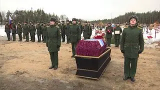 Pogrzeb najemnika Grupy Wagnera na cmentarzu w Petersburgu. Ujęcie z nagrania  