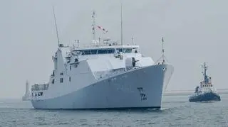 Korweta HNLMS Friesland wchodzi do gdyńskiego portu