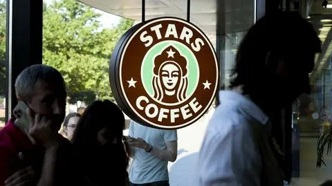 Kobieta z kokosznikiem na głowie. Tak Rosjanie skopiowali kawowego giganta