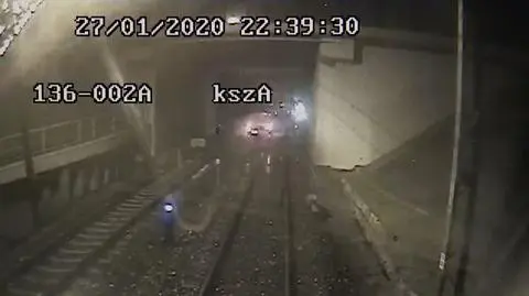 Busem jechał po torach, kierowca trafił do aresztu. Nagranie z kamery w pociągu