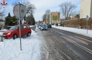 Chciała uniknąć zderzenia z innym autem, wjechała na chodnik i potrąciła pieszą