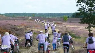 Rajd rowerowy przez wrzosowisko