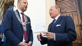 Nowy prezydent Rzeszowa Konrad Fijołek i były prezydent miasta Tadeusz Ferenc po uroczystości zaprzysiężenia