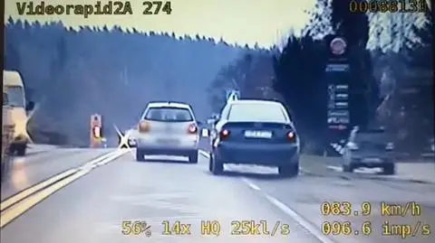 Uciekał przed policją, rozbił się na drzewie. "Miał zakaz prowadzenia pojazdów"