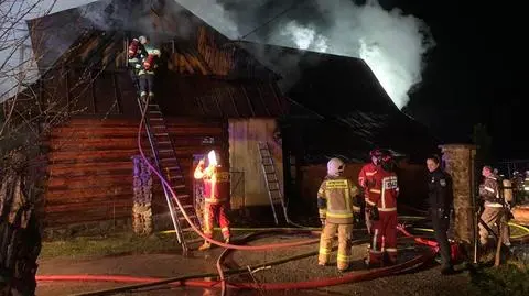 Pożar drewnianego domu. Trzy osoby zostały ranne, jedną reanimowano