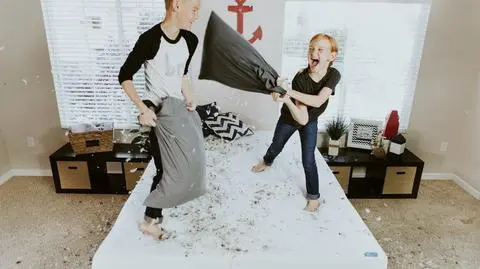 Szkoła zamknięta, rodzice w pracy, dzieci same w domu. Czy to legalne?