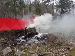 Auto stanęło w płomieniach po tym jak zderzyło się z ciężarówką