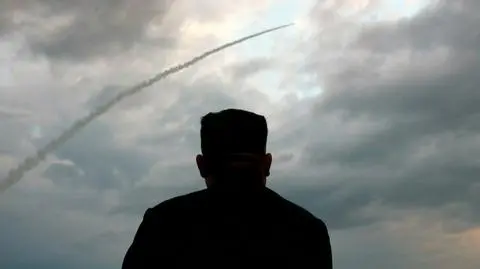 "Niewielki i dobrze określony cel". Na "najbardziej znienawidzoną skałę" Kima spadły dziesiątki pocisków