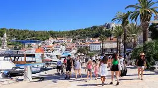 Turyści na wyspie Hvar 