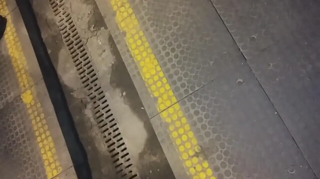 Ośmioro Wietnamczyków ukrytych za drewnianymi skrzynkami. Chcieli dostać się do Polski