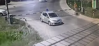 Auto utknęło między opuszczonymi szlabanami 
