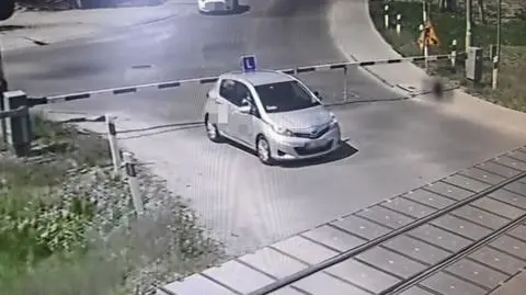 Auto utknęło między opuszczonymi szlabanami 