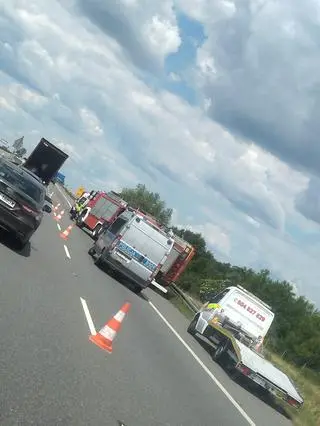 A4, obwodnica Wrocławia. Na autostradzie przewrócił się bus przewożący dzieci