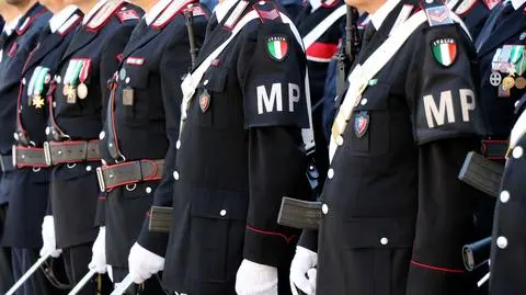 W mundurze, z asystą honorową kolegów, funkcjonariusz powiedział "tak" mężowi