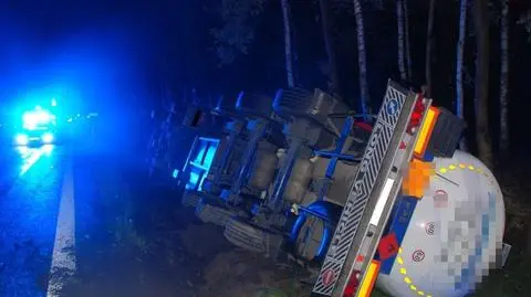 Szedł środkiem jezdni, nie miał odblasków. Zginął potrącony przez cysternę