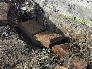Niewybuchy zostały wykopane podczas wiosennych porządków w Woli Rzędzińskiej (woj. małopolskie)