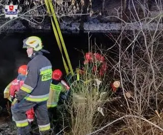 Wjechał autem do rzeki, wyciągnęli go w ostatniej chwili