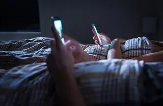 Badacze: uzależnienie od smartfona skutkuje słabym snem 