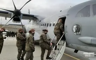 Z lotniska Poznań-Krzesiny w piątkowe przedpołudnie wyleciała do Wielkiej Brytanii grupa zadaniowa polskich żołnierzy