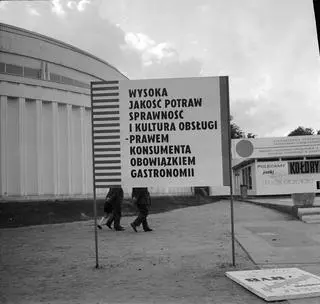 Tablica z hasłem propagandowym. Międzynarodowe Targi Poznańskie 1965 rok