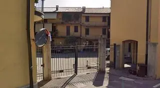 Brama do podwórza pod numerem 25