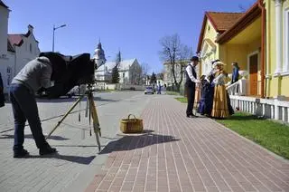Tak jak w XIX wieku, zdjęcia wykonywane są kamerą wielkoformatową