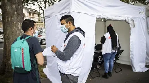 Francja planuje szczepić trzecią dawką już od września