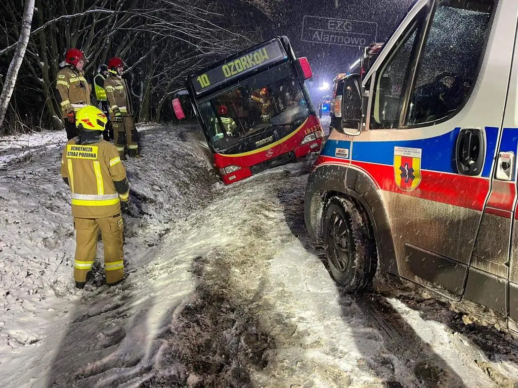 Autobus wpadł do rowu