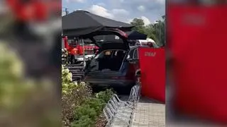 Samochód wjechał w ogródek restauracji w Wadowicach