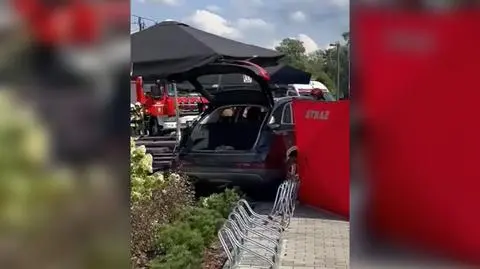 Samochód wjechał w ogródek restauracji w Wadowicach