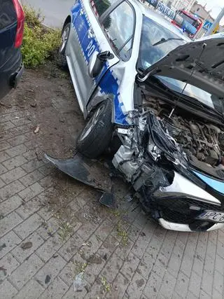 Zderzenie radiowozu z samochodem osobowym. Dwóch policjantów rannych, poszukiwania kierowcy