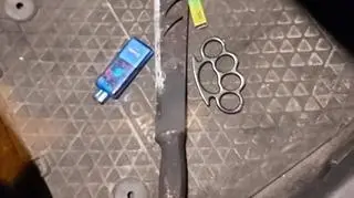 Policjanci zabezpieczyli przy nim maczetę oraz kastet