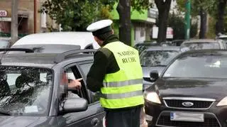 Na ul. Dąbrowskiego dyżurują przedstawiciele Wydziału Ruchu Drogowego Komendy Miejskiej Policji