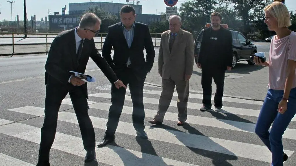 Prezes Byrt instruuje kolegów