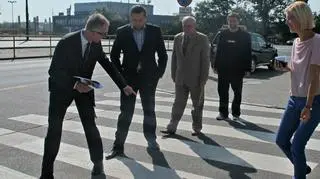 Prezes Byrt instruuje kolegów