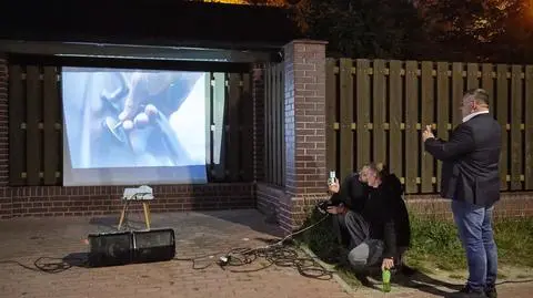 Projekcja filmu Tylko nie mów nikomu obok rezydencji abp. Głódzia