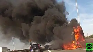 Kłęby czarnego dymu na drodze. W płomieniach stanął bus
