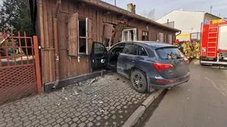 Zasłabł za kierownicą i uderzył w drewniany dom