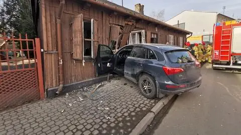 87-latek zasłabł za kierownicą i uderzył w budynek