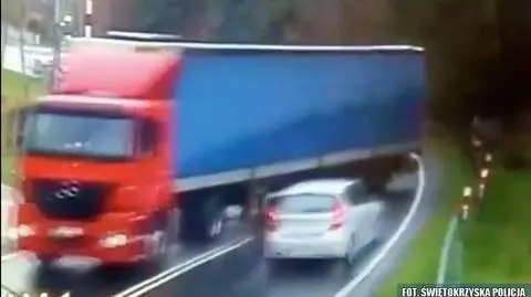 "Zmiótł z drogi samochód osobowy" i pojechał dalej. Policjantom powiedział, że "nie zauważył"
