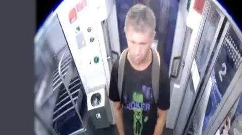 Z pociągu zniknęła walizka z cenną zawartością. Ten mężczyzna jest poszukiwany