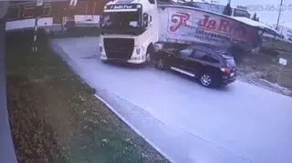 Ciężarówka wjechała pod pociąg