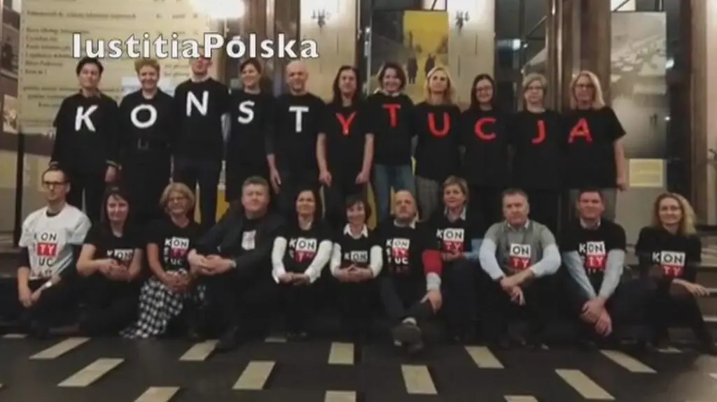 Sędziowie przekazali na WOŚP zestaw koszulek z napisem Konstytucja