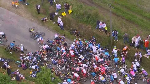 Bezmyślność kibica, za chwilę wielka kraksa. Dramat na trasie Tour de France