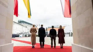 Ukraińska i polska para prezydencka przed Pałacem Prezydenckim w Warszawie