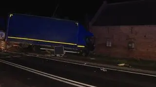 Kierowca ciężarówki wyszedł z pojazdu o własnych siłach